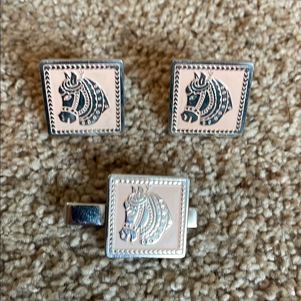Swank brand vintage Silver and Cream Horse Motif Cufflinks Set and tie clip.